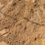 A homok az építőipar egyik legfontosabb szóródó anyaga. Finom szemcsézettségének köszönhetően kiválóan alkalmazható különböző keverékekben, például beton és habarcs készítéséhez.