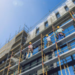 Állványrendszer egy budapesti épületen napsütéses időben