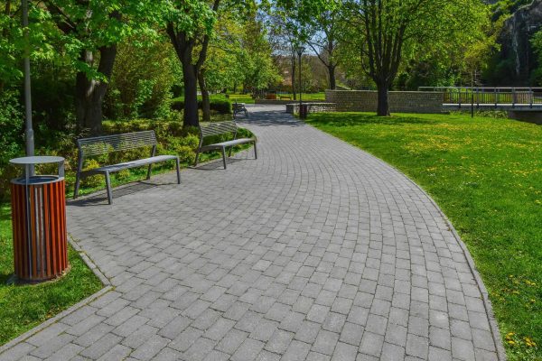 Barabás Téglakő – esztétikus és tartós megoldás kerti utakhoz, teraszokhoz és díszfalakhoz