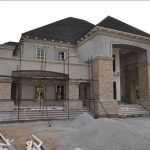 Az építkezés utáni takarítás számos meglepő kihívást tartogat, és jóval több, mint egy alapos nagytakarítás. Valójában ez a munkafolyamat szorosan kapcsolódik magához az építkezéshez, hiszen a kivitelezés során keletkező szennyeződések eltávolítása speciális eszközöket, pontos sorrendet és komoly tapasztalatot igényel. Éppen ezért érdemes ezt a feladatot ugyanúgy szakemberekre bízni, mint a falak felhúzását vagy a burkolást.