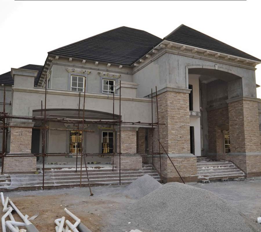 Az építkezés utáni takarítás számos meglepő kihívást tartogat, és jóval több, mint egy alapos nagytakarítás. Valójában ez a munkafolyamat szorosan kapcsolódik magához az építkezéshez, hiszen a kivitelezés során keletkező szennyeződések eltávolítása speciális eszközöket, pontos sorrendet és komoly tapasztalatot igényel. Éppen ezért érdemes ezt a feladatot ugyanúgy szakemberekre bízni, mint a falak felhúzását vagy a burkolást.